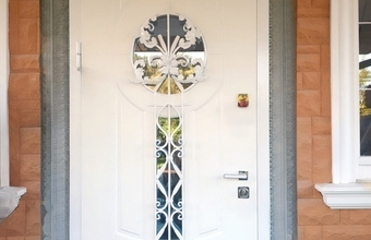 Тепло, стиль и надёжность: индивидуальная дверь для загородного коттеджа