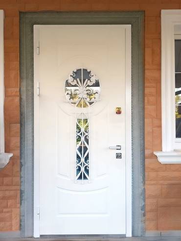 Белая дверь с круглым стеклом