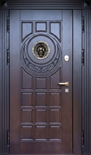 Полуторная уличная термодверь с панелями МДФ и чеканкой «голова льва»