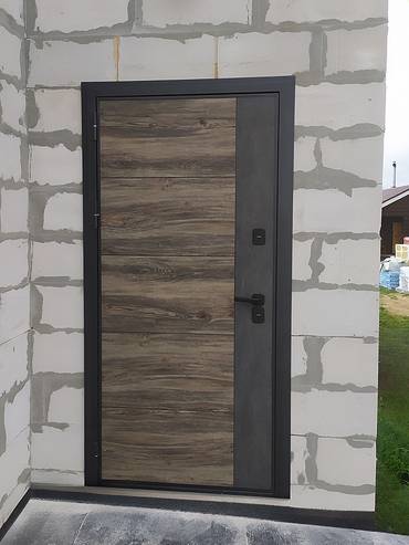 Уличная дверь с составной панелью
